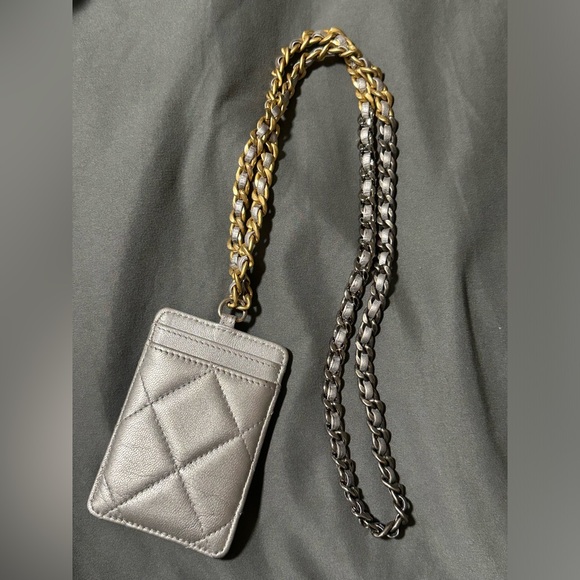 Metallic Goatskin Quilted Chanel 19 Card Holder On Chain Silver - Picture 4 of 6